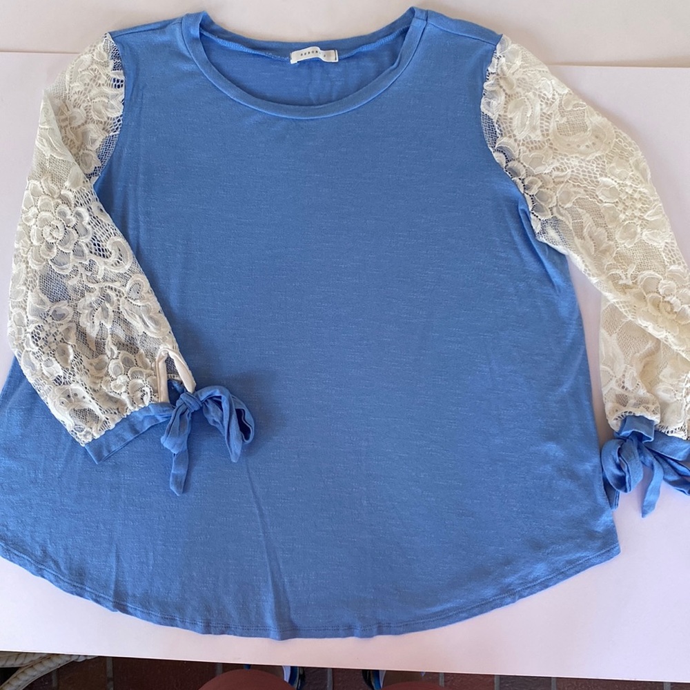 Blue blouse with lace sleeves, Womens Large